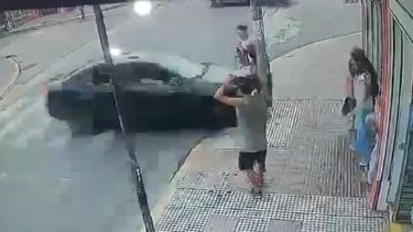 El momento del impacto. La mujer, milagrosamente, sólo sufrió heridas leves.
