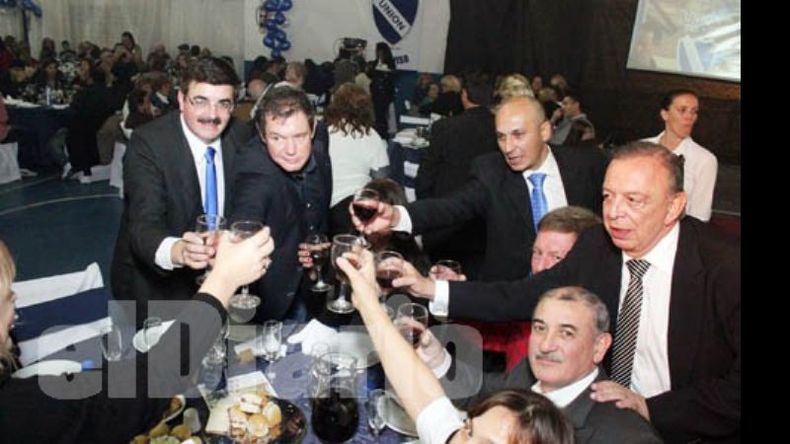 Autoridades del club e invitados brindan junto al intendente Humberto Zúccaro, quien destacó la labor que cumple la institución..