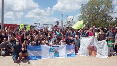 SE OPONEN. Algunos de los vecinos manifestantes posaron frente a la planta..