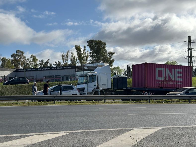 Un camión embistió a una camioneta y a un automóvil a la altura del kilómetro 43,5 mano a Provincia.&nbsp;