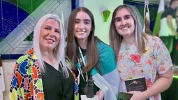Candela Francisco junto a Susan Polgar y su mamá en la premiación del Mundial Sub 20.