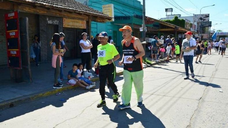 Roberto Torres, la leyenda continua. Hace un par de semanas, Roberto Torres anunciaba en La liga que volvía a las pistas. Y cumplió. El domingo dijo presente junto a sus amigos de su asociación y compitió en los 3.000 metros del 13º Maratón de Del Viso. A sus 87 años, el símbolo del deporte local completó la distancia y fue recibido con una tremenda ovación cuando cruzó la línea de meta. .