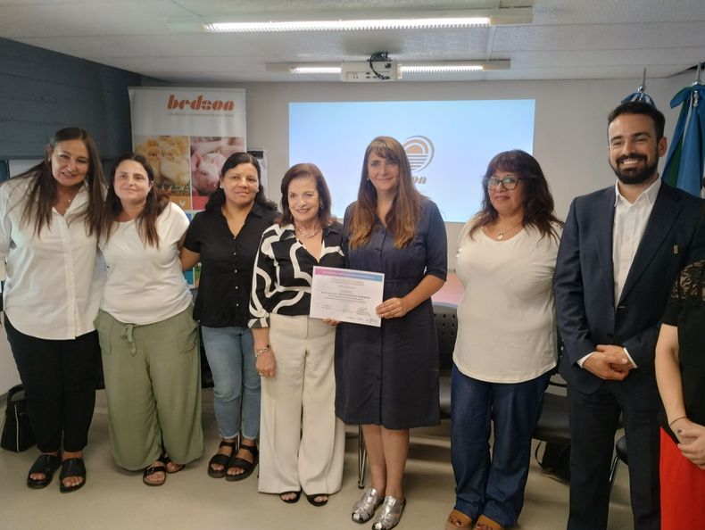 DIPLOMA. Alicia Romero de Colusi recibe la distinción de la provincia. &nbsp;&nbsp;