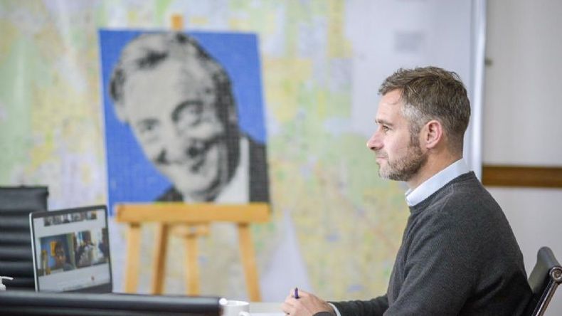 NÉSTOR MIRA. Achával siguió la teleconferencia donde se anunció la llegada de fondos para Pilar. .
