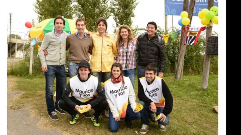 Neuspiller con Santilli y Ranieli, ayer, en el estadio de Fénix..