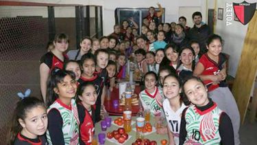 A LA CANCHA. El semillero de la calle Dorrego celebrando su primer juego..