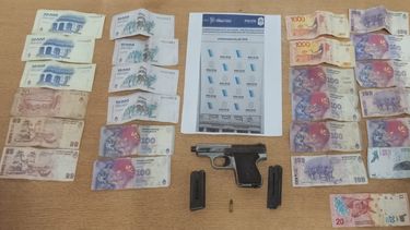 En poder de los detenidos se secuestró un arma de fuego y dinero en efectivo.&nbsp;