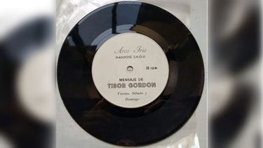 CURIOSIDAD. Uno de los vinilos con los mensajes de Tibor Gordon.