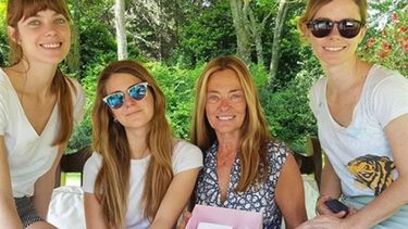 Juntas. Geñi, a la derecha, junto a su mamá, María Eugenia, y sus hermanas Laura y Pilar. Créditos: La Nación. .