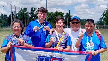 MEDALLISTAS. Los atletas de Pilar que volvieron con podios de Santa Rosa.