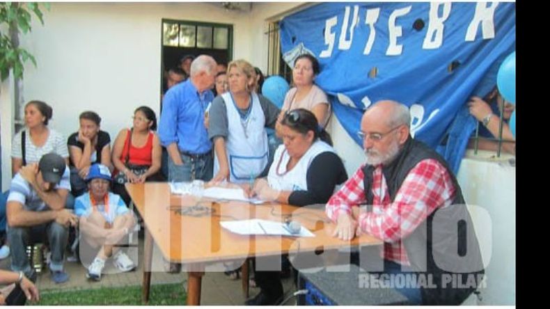Liliana Montiel y Hugo Cánepa, al frente de la asamblea local que ayer aceptó la propuesta de Scioli..