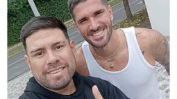 El repartidor Walter Ortiz junto a Rodrigo de Paul. El repartidor Walter Ortiz junto a Rodrigo de Paul.