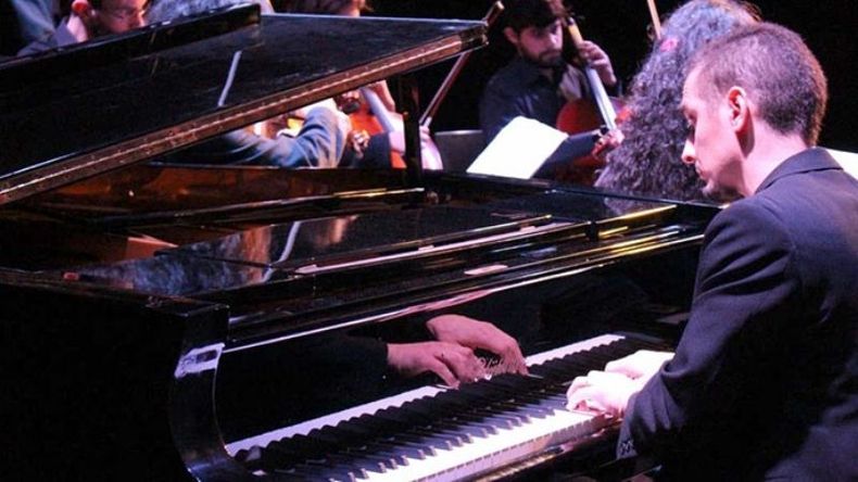 EL HOMBRE DEL PIANO. Vucetich, en el tramo que tocó con el Ensamble 440. .