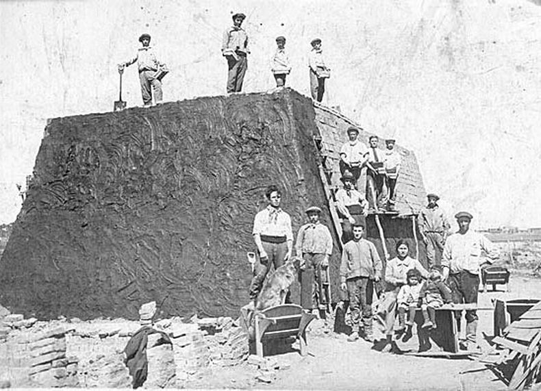 Horno de ladrillos en Presidente Derqui, en la década de 1920. Estaba ubicado en lo que hoy se conoce como barrio El Bajo. Sus propietarios eran Servando Arias, Vicente Palpacelli y los hermanos Podestá.