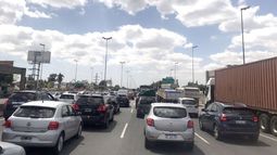 Colpasada la Pana! Pasando peaje mano a Capital, efecto mariposa: la acción de uno afecta la vida de miles. Literal. Ya perdí el turno en el dentista en CABA. María Bordelois / @MBordelois..