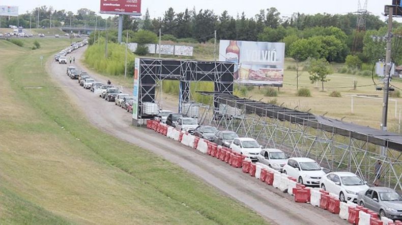 FILA. Casi cinco cuadras de autos para ingresar al centro de testeo..