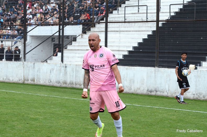 GRITO SAGRADO El Pjaro Riquelme grita una de sus conquistas en el Barraza