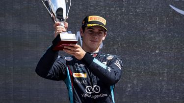 FELICIDAD. Colapinto con la copa por el 2º puesto, su mejor resultado en la final del domingo.