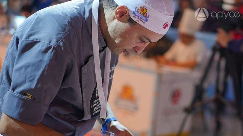 Daniel Gabrielli trabaja como cocinero en el Bingo Oasis y tiene su propio local de pizzas y empanadas en Villa Rosa. .