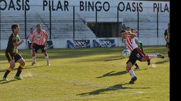 EMPATE. Ferraguto ya sacó el disparo que ni el defensor ni el arquero de Defensores podrán detener; fue el 2-2 definitivo..