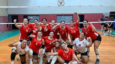 Sportivo Pilar festejó en el Centro Asturiano en un tremendo 17-15 en el quinto set. Sportivo Pilar festejó en el Centro Asturiano en un tremendo 17-15 en el quinto set.