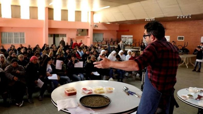 El cocinero Juan Braceli dio una charla..