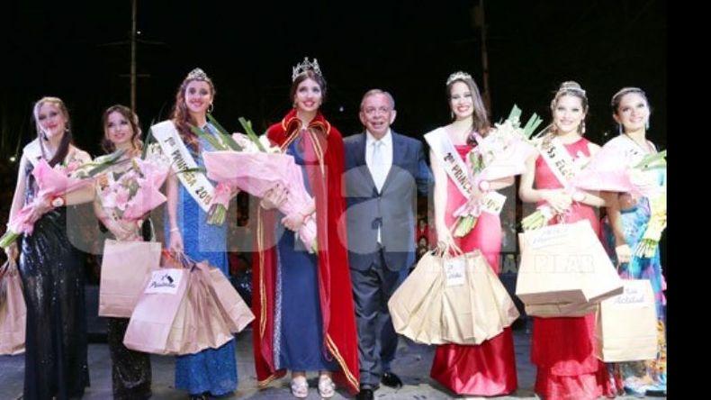BIEN RODEADO. El intendente Humberto Zúccaro posa con la nueva reina y sus princesas, luego de la coronación..