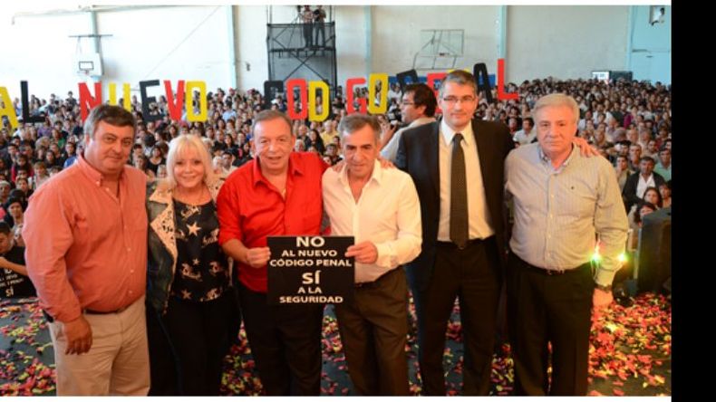 Cartel. Humberto Zúccaro y los referentes massistas, anoche, en Pilar..