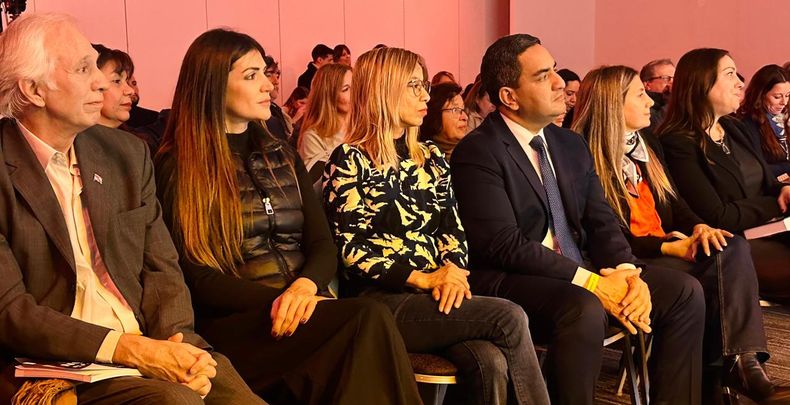 PRESENTE. Adriana Cáceres (centro), en la cumbre PRO de Entre Ríos.