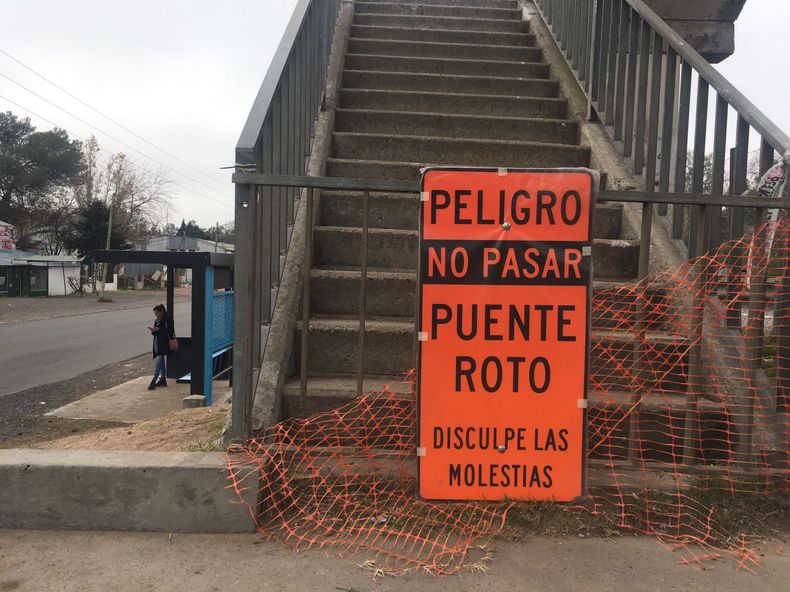 Colocar un carte, la única acción desde que se derrumbó parte del puente.