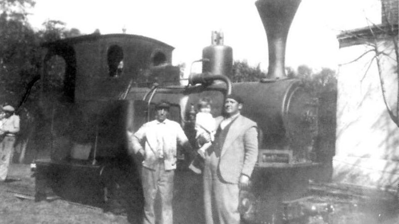 Estación Pilar del Ferrocarril General urquiza, en 1935. Los vecinos se fotografían junto al maquinista (es quien tiene a un niño en brazos)..