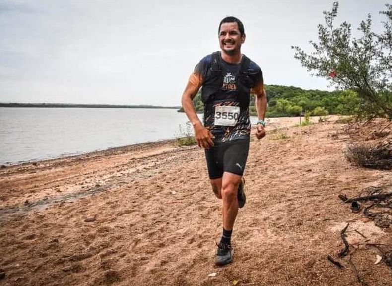 Cena corriendo por la playa del río Uruguay.