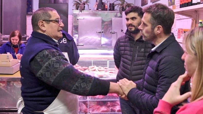 SALUDOS. Achával acumula buenas noticias para su candidatura desde el domingo..