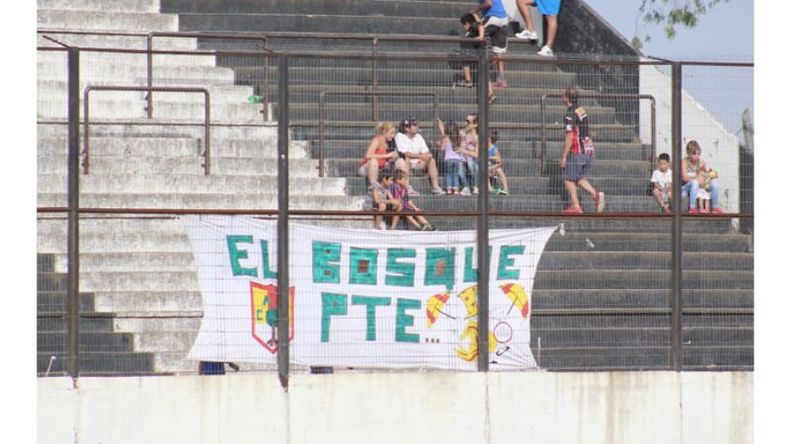 Los trapos, presentes. La hinchada de El Bosque Fútbol Club no quiso ser menos y colgó del alambrado este trapo para que sus jugadores se sientan identificados. Claro que también desplegaron todo su cotillón desde la tribuna para alentarlos durante la final del Torneo de Primera de la Asociación Pilarense..
