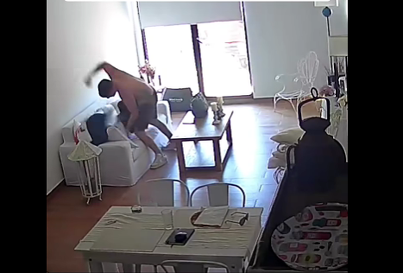 VIOLENTO. El accionar del sujeto quedó registrado por las cámaras de seguridad del domicilio.&nbsp;