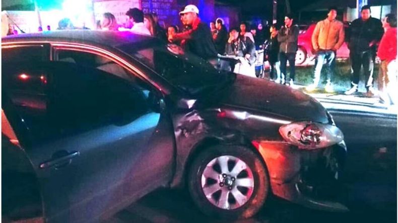 DAÑOS. El Corolla donde iba una mujer con su hija. Se activó el airbag. .