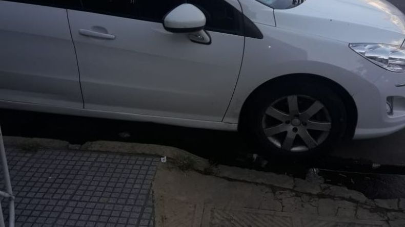 El vehículo obstruyó la rampa para discapacitados ubicada en Tomás Márquez y San Luis. .