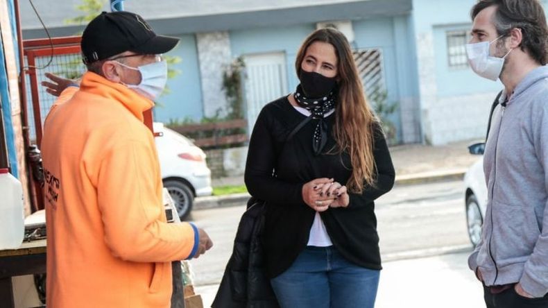 Achával recorrió el centro junto a Claudia Juanes..