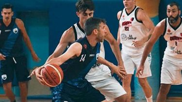 DEFENSA. Macías contra Henriques, en la noche del domingo. (FOTO: Hebraica básquet)..