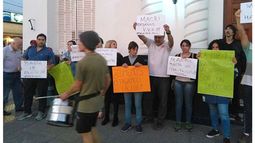 CARTELES. Manifestantes reclamaron que se retrotraiga el tarifazo..