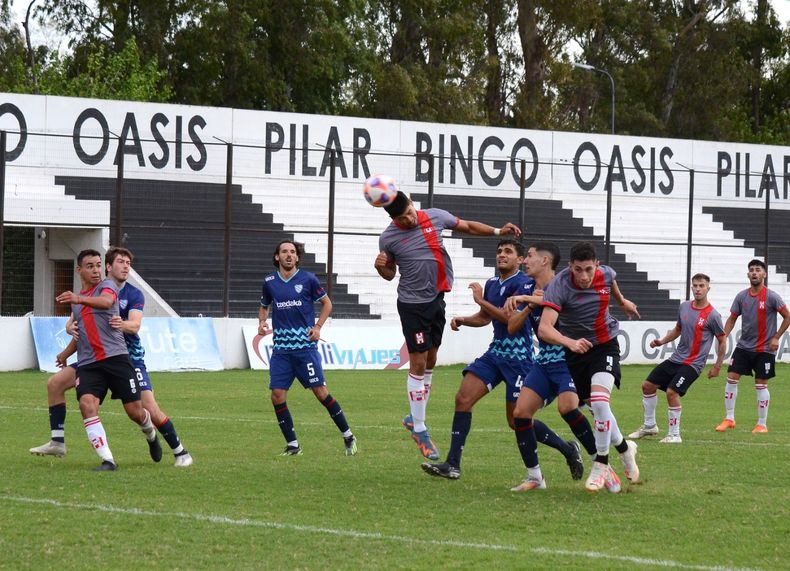Sotelo cabecea y después irá tras el rebote para poner el 2-3. Atlético quedó a tiro del empate.