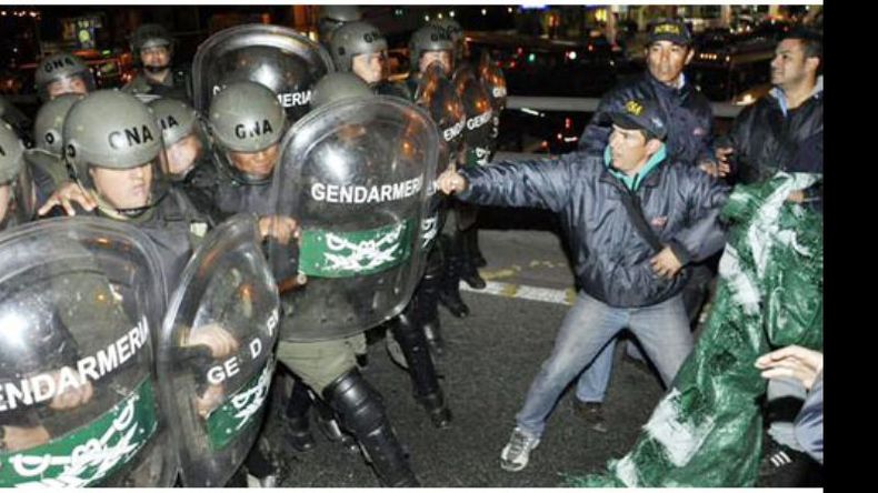 PALOS Y ESCUDOS. Momento de enfrentamiento en la autopista..
