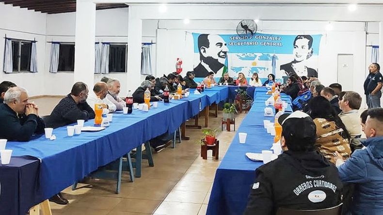 MESA. El camping de los Químicos fue escenario de uno de los últimos plenarios..