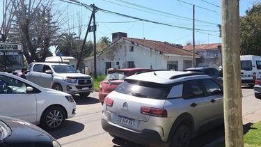 Caos en el tránsito del centro de Pilar. ¿Es necesaria la reconstrucción de la plaza de Pilar? Chicos en los barrios están los votos! Ma. Florencia / @FlorSriLanka..