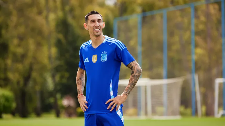 Ángel Di María presentó la camiseta alternativa de la Selección argentina. (@Argentina)..png