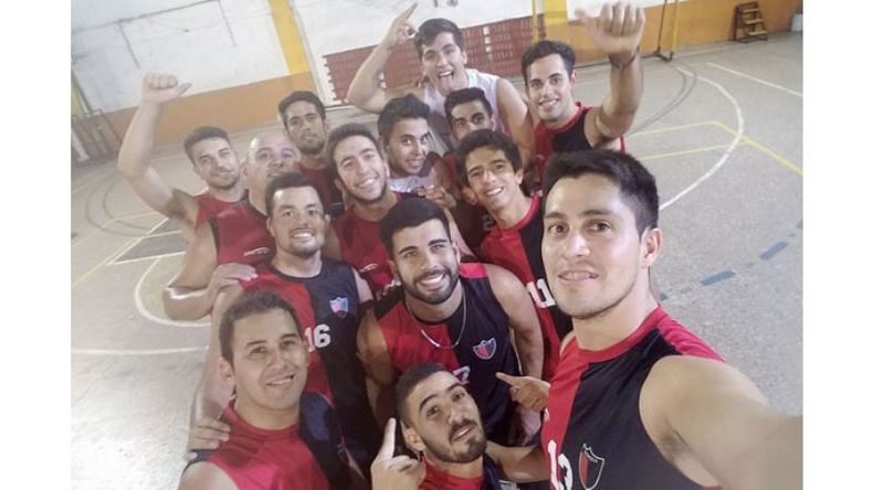 DEBUT. La selfie del primer triunfo de la Primera rojinegra, en José C. Paz..