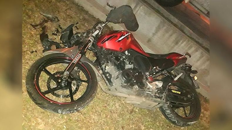 ZANELLA. La moto de las víctimas terminó en una zanja de 2 metros de profundidad. .