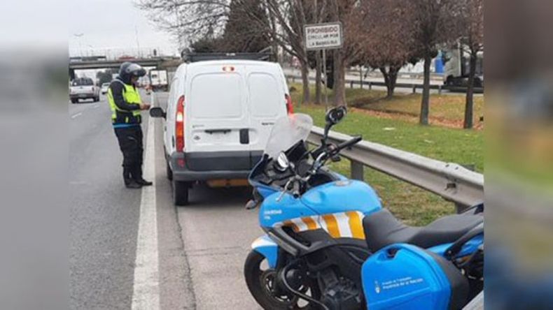 En la #Panamericana hay radares de velocidad. Algunos “vivos” no quieren respetar los límites y para evitar la multa, quitan la #patente trasera. Sepan que no son piolas,  muchachos, sino doblemente infractores. Necesitamos un país en el que esto no se haga ni se tolere. Pablo Martinez Carignano / @pmcarignano..