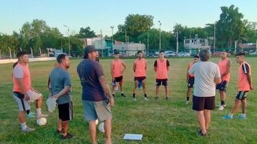 ENTRENAMIENTO. Los jugadores escuchan la charla técnica de Pedro Barrios.