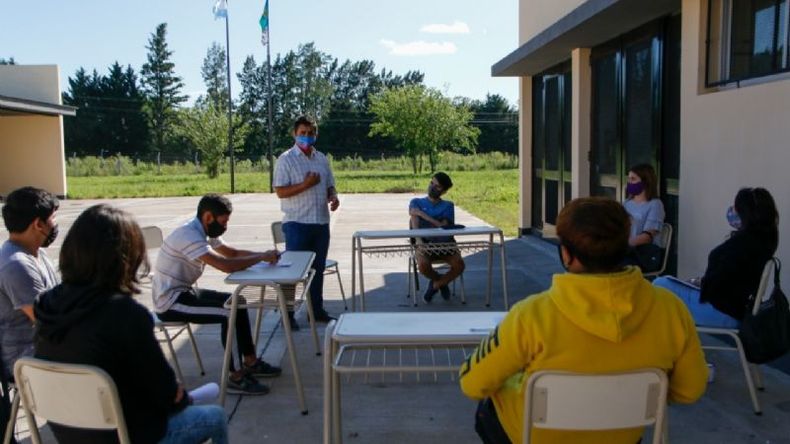 Cumpliendo con los protocolos establecidos, alumnos de 6º año de cinco secundarias públicas, volvieron al colegio. .
